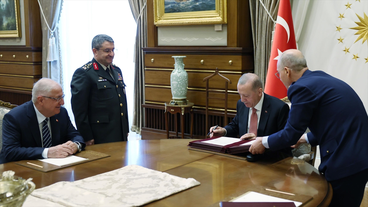 Cumhurbaşkanı Erdoğan YAŞ kararlarını imzaladı Cumhurbaşkanı Erdoğan YAŞ kararlarını imzaladı