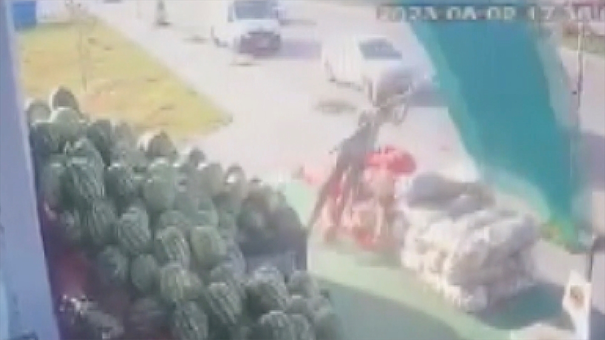 Erzurum’da manav çalışanı şiddetli rüzgarda havalanan şemsiye ile sürüklendi