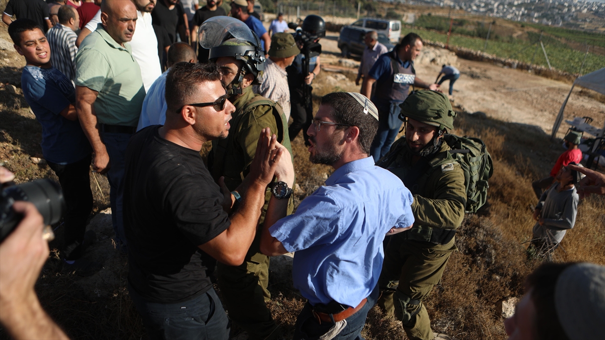 İsrail güçleri, yerleşimcilerin toprak gaspına karşı gösteri düzenleyen Filistinlilere müdahale etti