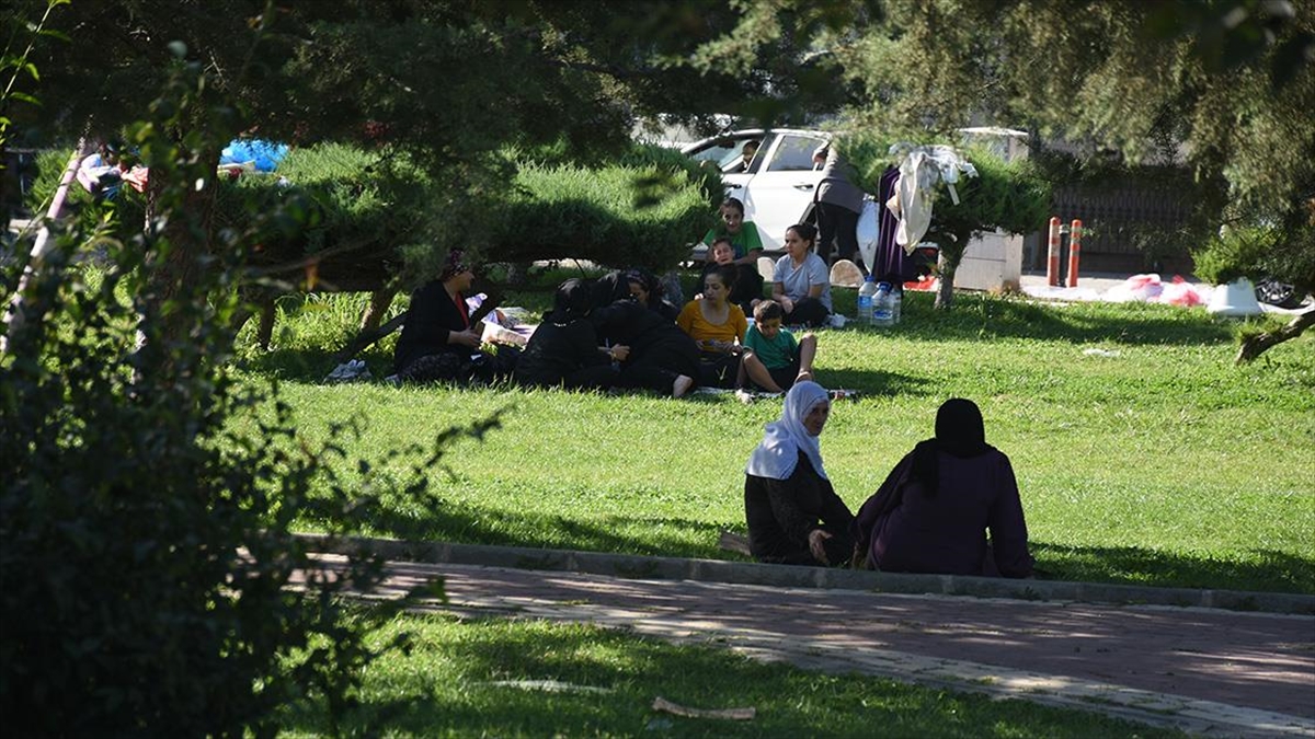 Malatya’da deprem nedeniyle bazı vatandaşlar parklarda sabahladı Malatya’da deprem nedeniyle bazı vatandaşlar parklarda sabahladı