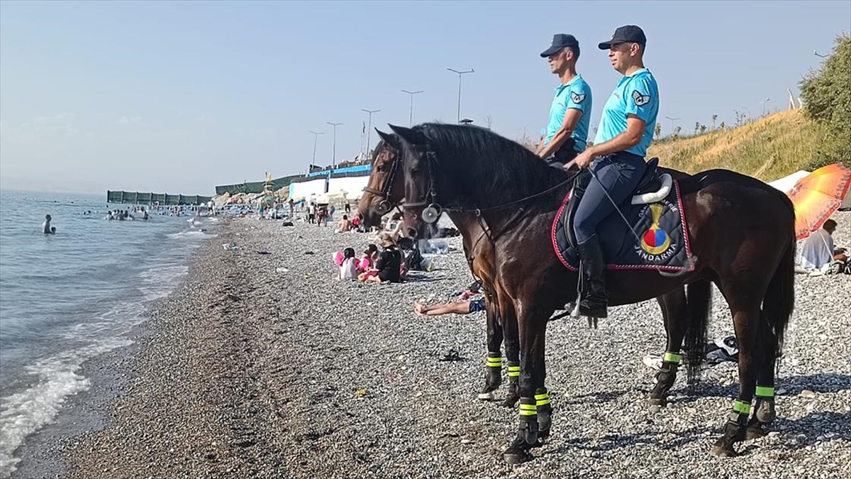Van’da atlı birlikler, vatandaşları boğulma vakalarına karşı bilgilendirdi Van’da atlı birlikler, vatandaşları boğulma vakalarına karşı bilgilendirdi