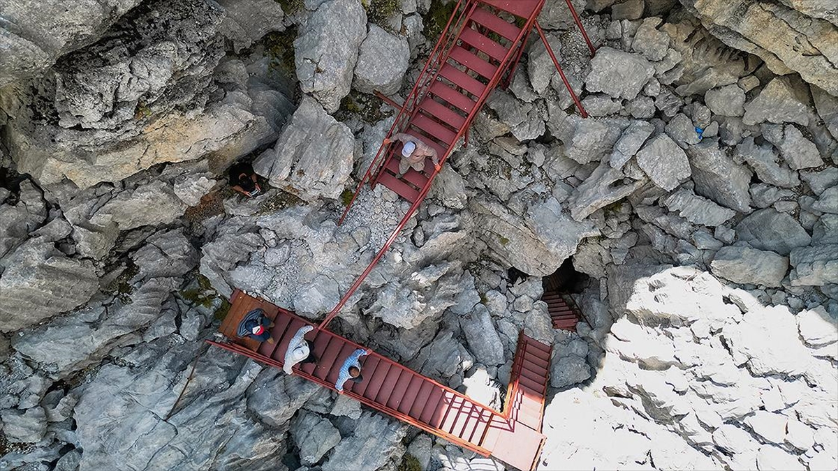 Toroslar’daki Çimi Yaylası’nda süt ürünleri sıcaktan obruklarda korunuyor