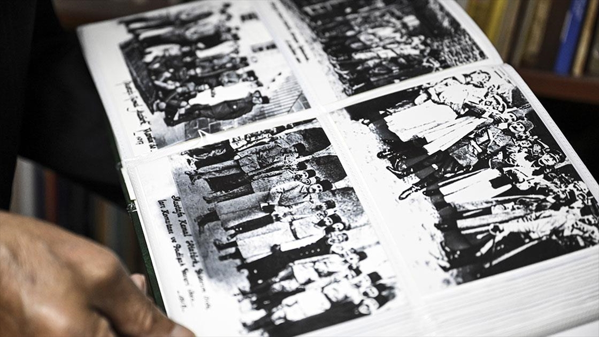 Atatürk’ün TBMM’de dua ettiği fotoğrafın da bulunduğu koleksiyonunu Türk Tarih Kurumuna bağışladı Atatürk’ün TBMM’de dua ettiği fotoğrafın da bulunduğu koleksiyonunu Türk Tarih Kurumuna bağışladı