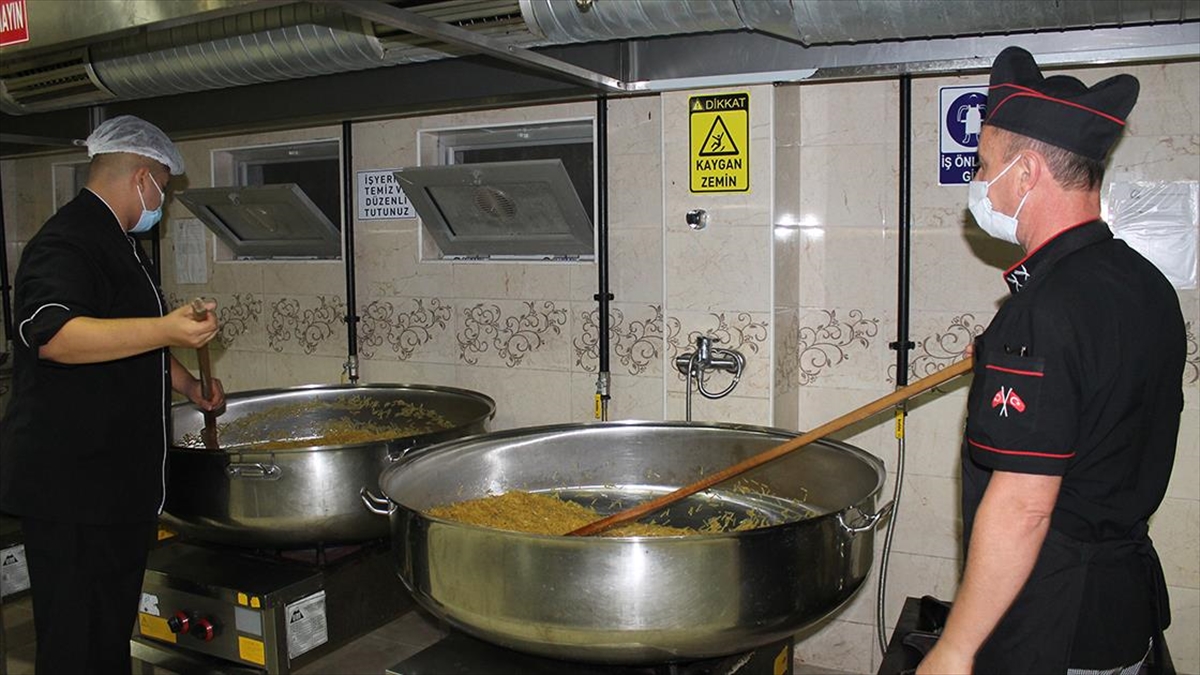 Çanakkale’de meslek liseliler taşımalı eğitim öğrencileri için 10 kazan yemek pişiriyor