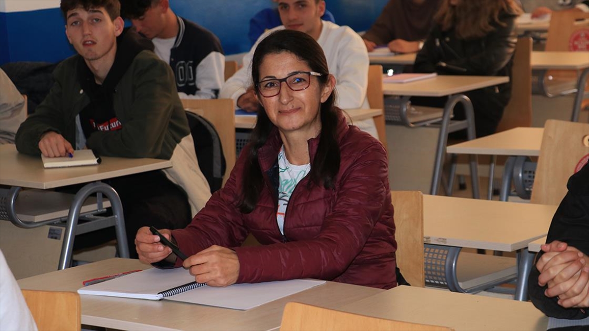 Hatay’da enkazdan çıkarılan 54 yaşındaki kadın Kastamonu’da üniversiteye başladı