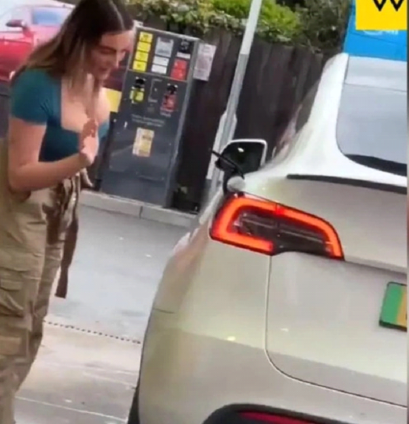 Tesla Marka Aracına Yakıt Koymaya Çalıştı! Tesla Marka Aracına Yakıt Koymaya Çalıştı!
