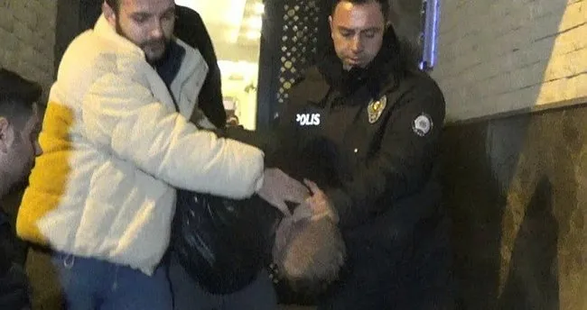 Kedileri toplayıp eve götürüp öldürdü! Yakalanan cani yumruklandı Kedileri toplayıp eve götürüp öldürdü! Yakalanan cani yumruklandı