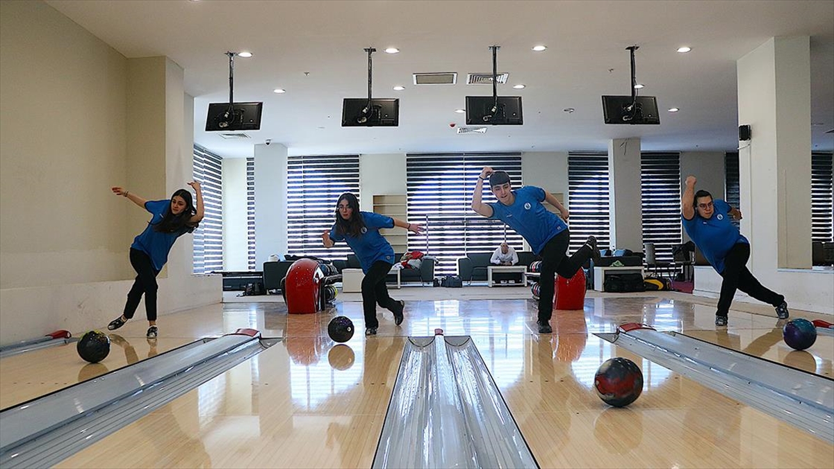 Eğlenmeye gittikleri salonda bowling sporcusu oldular Eğlenmeye gittikleri salonda bowling sporcusu oldular