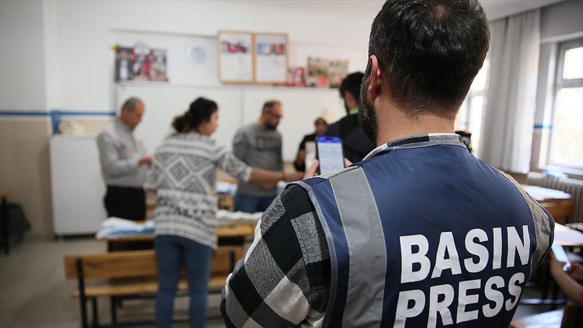 AA, tüm yurtta seçim sonuçlarını sandık başından duyurdu