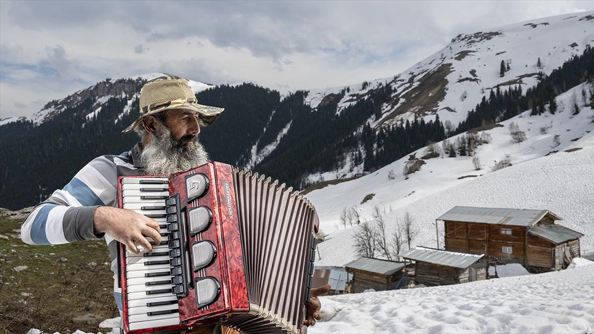 Şavşat’ın kar altındaki Maden köyü baharı bekliyor Şavşat’ın kar altındaki Maden köyü baharı bekliyor