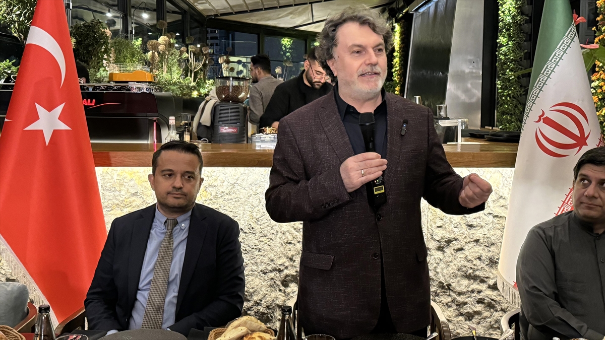 Tahran’da Türk ve İranlı yayıncılar yemekli programda bir ortaya geldi