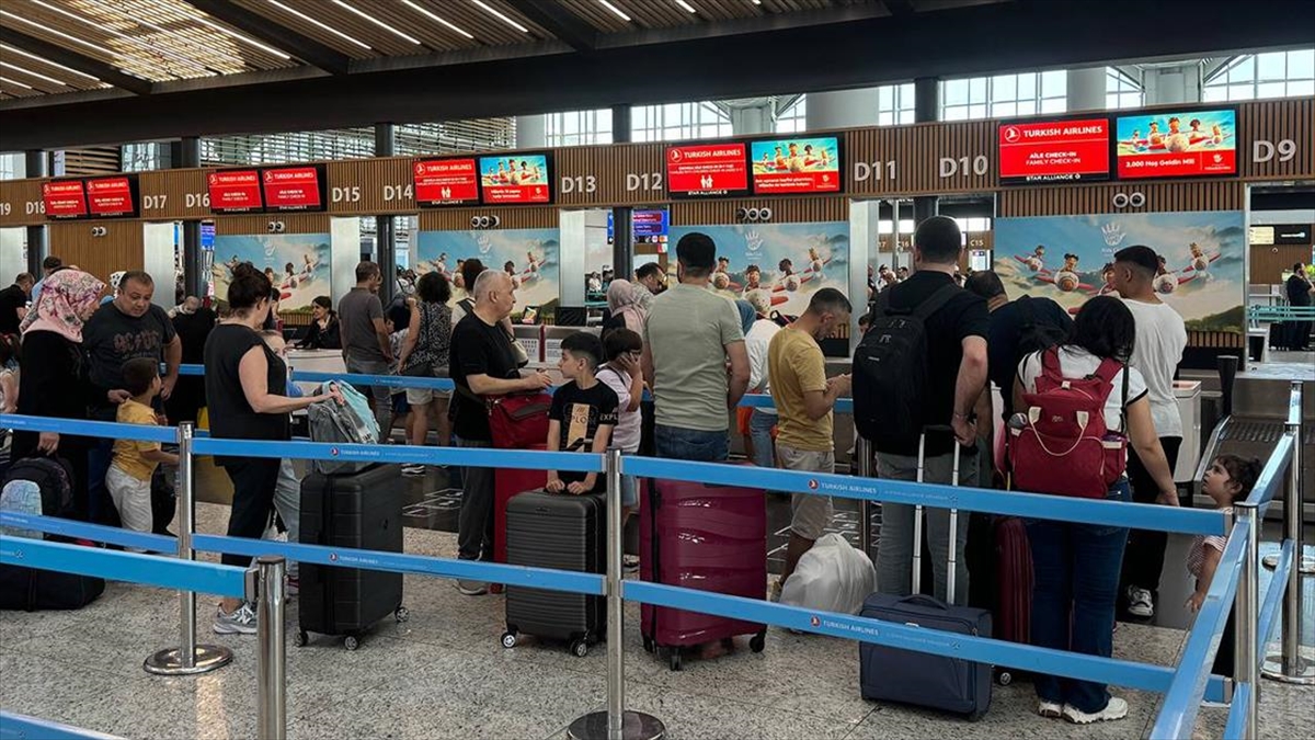 Bayram tatilinde havalimanlarında yaklaşık 8 milyon yolcuya hizmet verildi Bayram tatilinde havalimanlarında yaklaşık 8 milyon yolcuya hizmet verildi