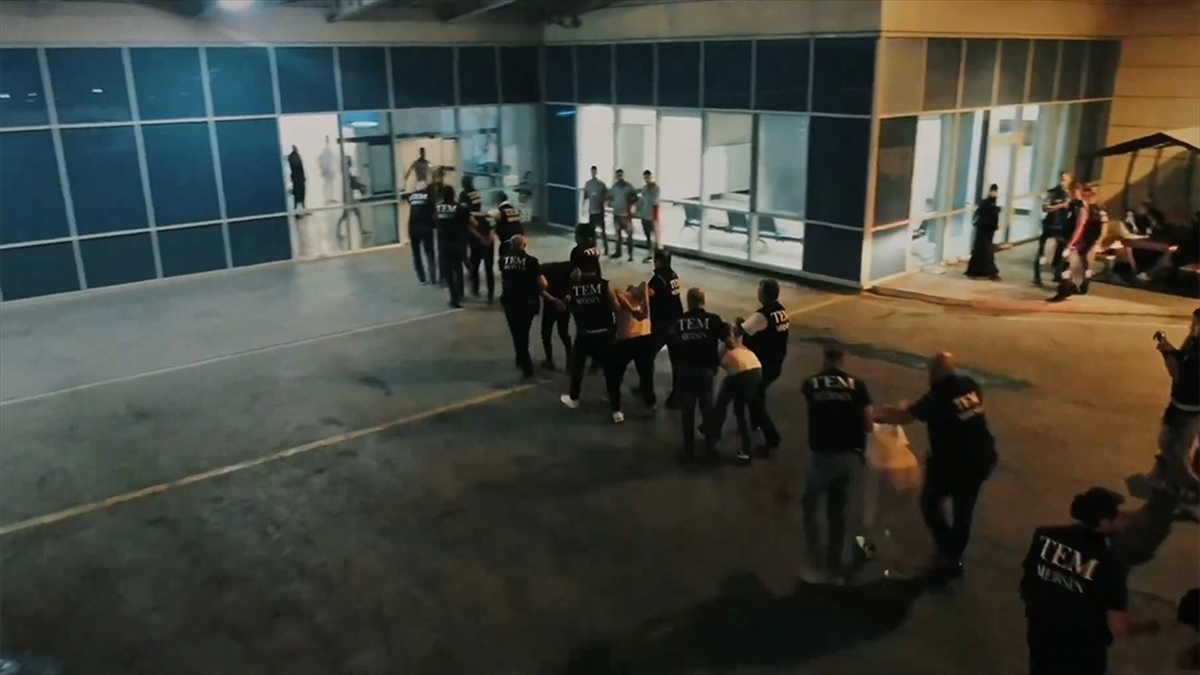 Bakan Yerlikaya’dan Mersin’de terör örgütü PKK elebaşı lehine slogan atan şüphelilerle ilgili açıklama Bakan Yerlikaya’dan Mersin’de terör örgütü PKK elebaşı lehine slogan atan şüphelilerle ilgili açıklama