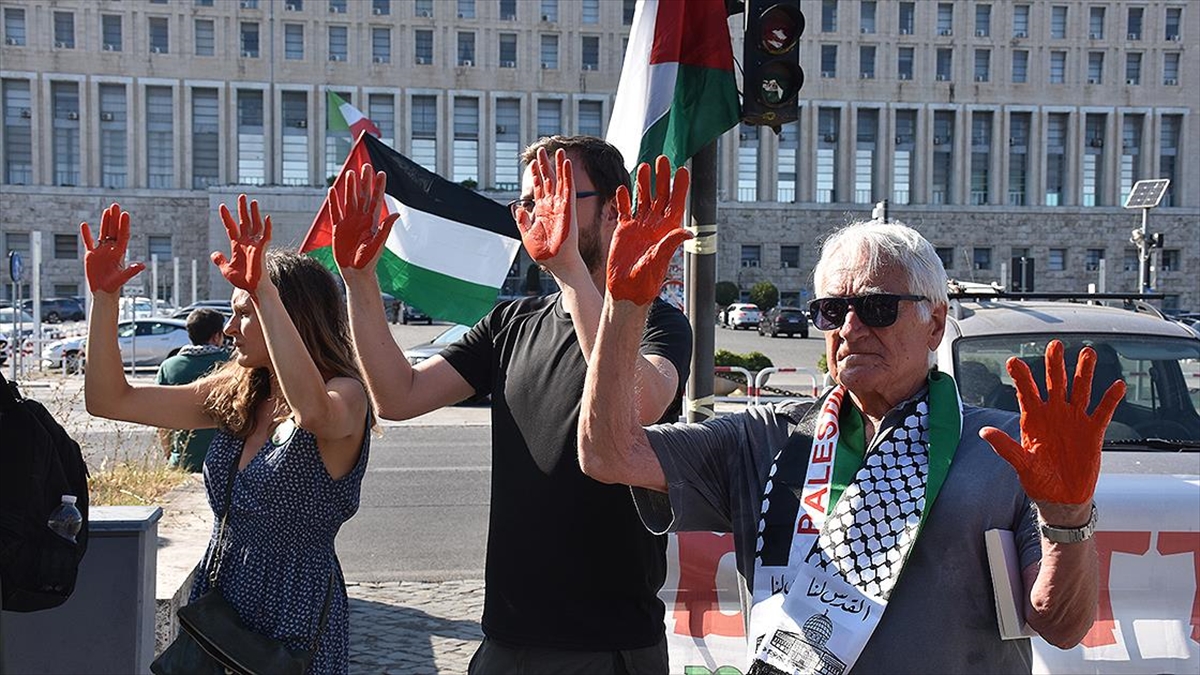 Filistin destekçileri, İtalya Dışişleri Bakanlığı önünde “Soykırım dursun” gösterisi yaptı
