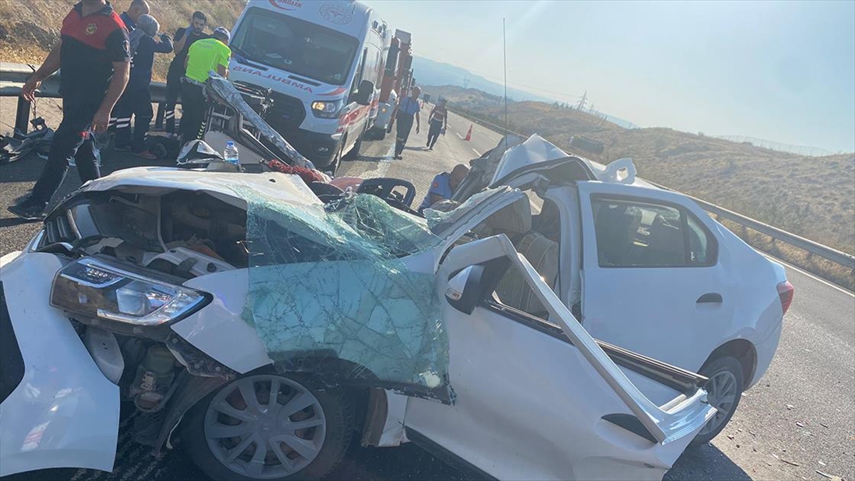 Gaziantep’te otomobilin tıra çarpması sonucu 1 kişi öldü, 6 kişi yaralandı Gaziantep’te otomobilin tıra çarpması sonucu 1 kişi öldü, 6 kişi yaralandı