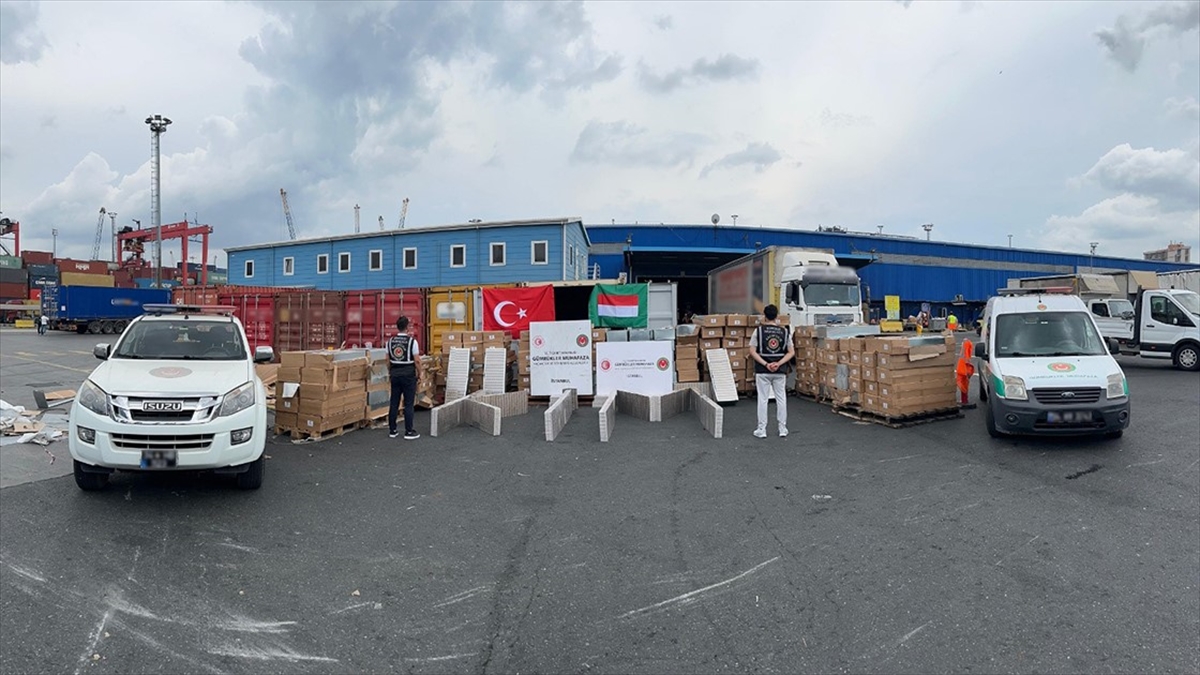Gümrük Muhafaza ekipleri 521,1 milyon lira değerinde kaçak eşya ele geçirdi Gümrük Muhafaza ekipleri 521,1 milyon lira değerinde kaçak eşya ele geçirdi