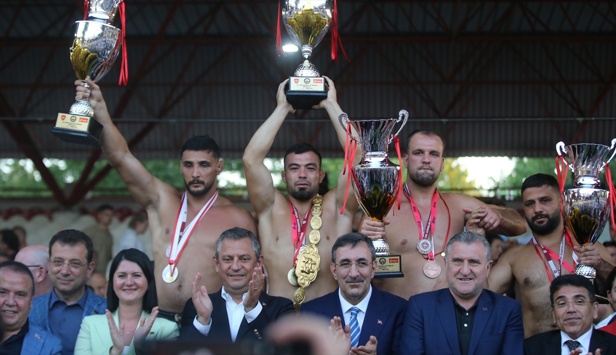 Kırkpınar Başpehlivanı Yusuf Can Zeybek altın kemeri kuşandı Kırkpınar Başpehlivanı Yusuf Can Zeybek altın kemeri kuşandı