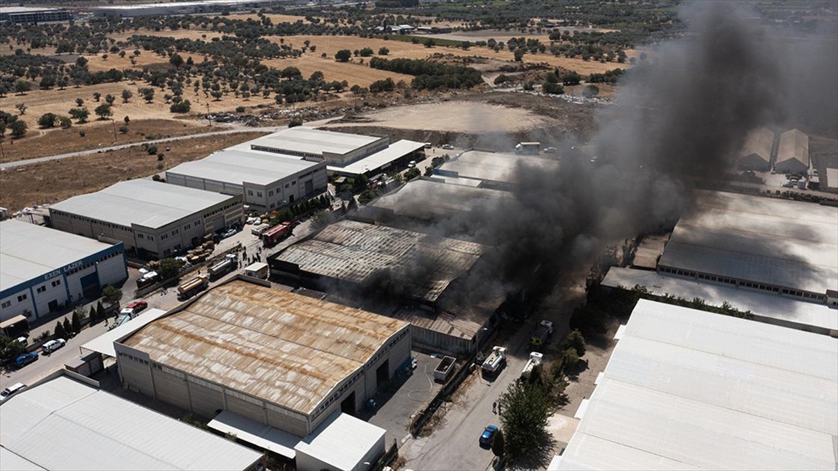 Manisa’da plastik fabrikasında çıkan yangın kontrol altına alındı
