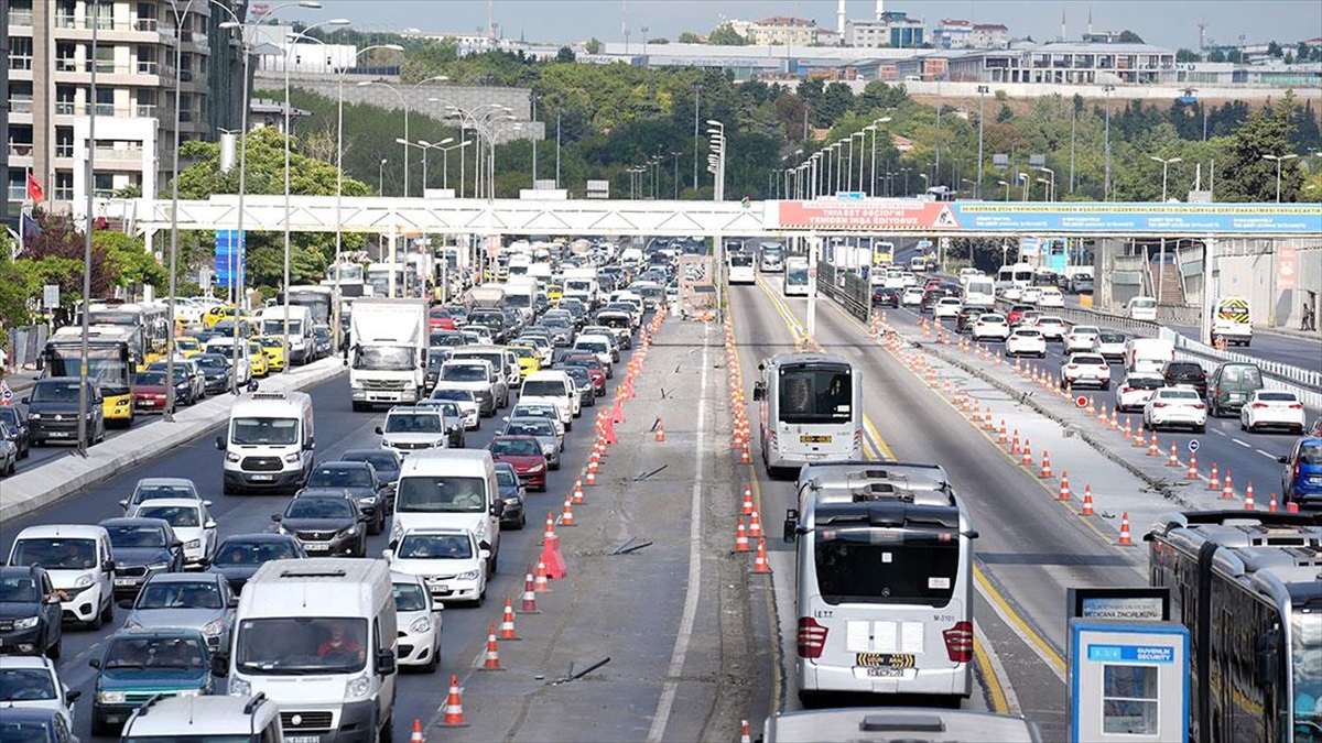 Bahçelievler ve Avcılar’da D-100 kara yolundaki çalışmalar trafiği aksattı