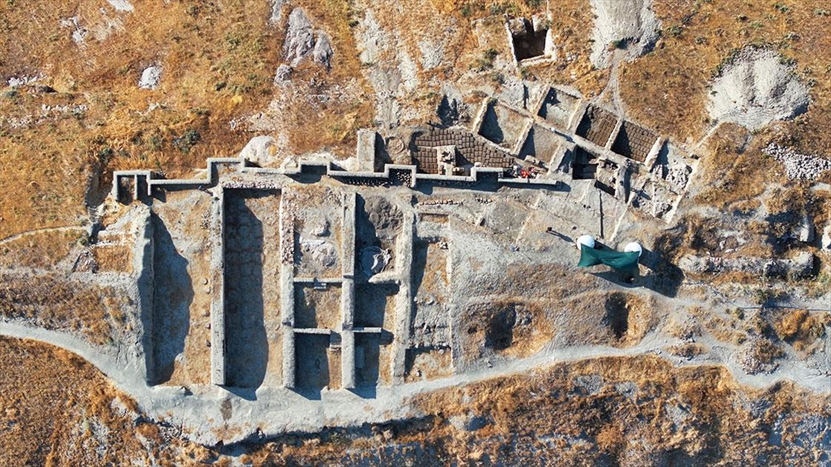 Çavuştepe Kalesi’nde dış surlara açılan yeni bir koridor bulundu Çavuştepe Kalesi’nde dış surlara açılan yeni bir koridor bulundu