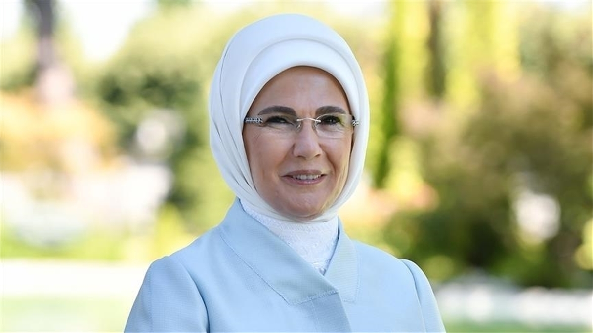 Emine Erdoğan, Gazze’de deniz suyunu içme suyuna çeviren Filistinli kadın mühendisi tebrik etti Emine Erdoğan, Gazze’de deniz suyunu içme suyuna çeviren Filistinli kadın mühendisi tebrik etti