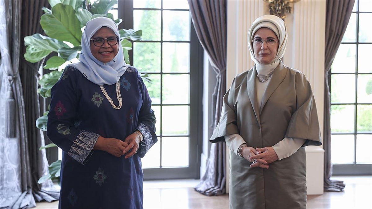 Emine Erdoğan’dan Kuala Lumpur Belediye Başkanı olan eski BM Habitat İcra Direktörü Sharif’e tebrik Emine Erdoğan’dan Kuala Lumpur Belediye Başkanı olan eski BM Habitat İcra Direktörü Sharif’e tebrik