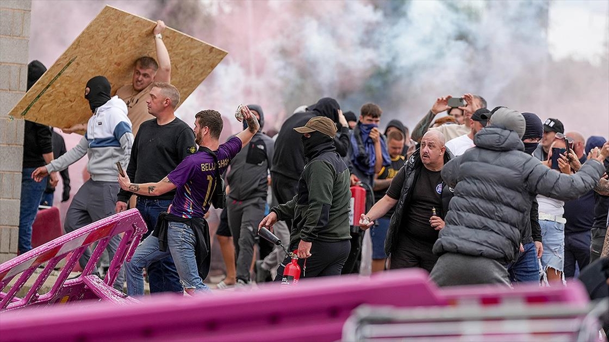 İngiltere’deki Türk toplumu, ülke genelinde yaşanan aşırı sağcı şiddet eylemlerinden endişeli İngiltere’deki Türk toplumu, ülke genelinde yaşanan aşırı sağcı şiddet eylemlerinden endişeli