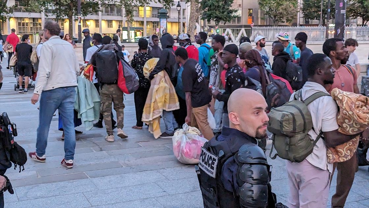 Paris sokaklarından çıkarılan evsizler, “eve” dönmek için Olimpiyatın bitmesini bekliyor Paris sokaklarından çıkarılan evsizler, “eve” dönmek için Olimpiyatın bitmesini bekliyor