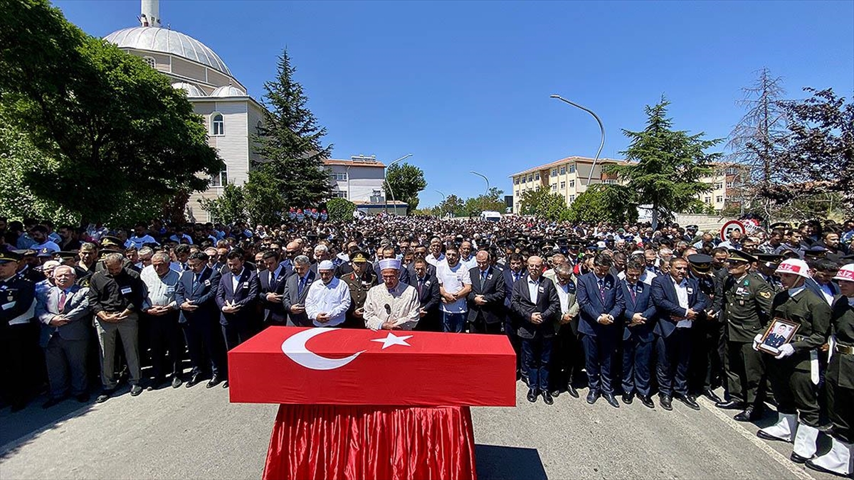 Şehit Astsubay Habip Murat Alp, Kırşehir’de son yolculuğuna uğurlandı Şehit Astsubay Habip Murat Alp, Kırşehir’de son yolculuğuna uğurlandı