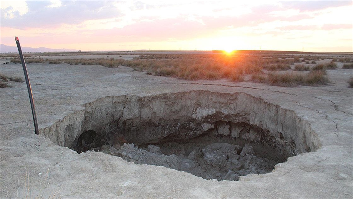 Afyonkarahisar’da 10 metre çapında 4 metre derinliğinde obruk oluştu Afyonkarahisar’da 10 metre çapında 4 metre derinliğinde obruk oluştu