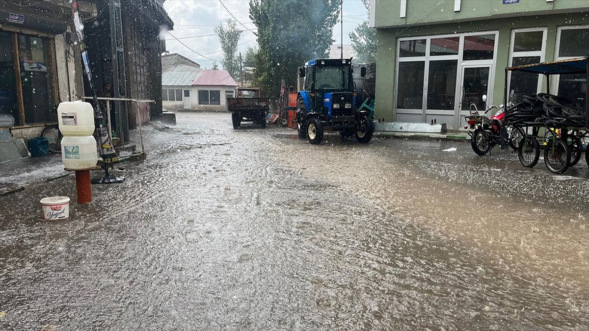 Ağrı’da sağanak ve dolu etkili oldu Ağrı’da sağanak ve dolu etkili oldu