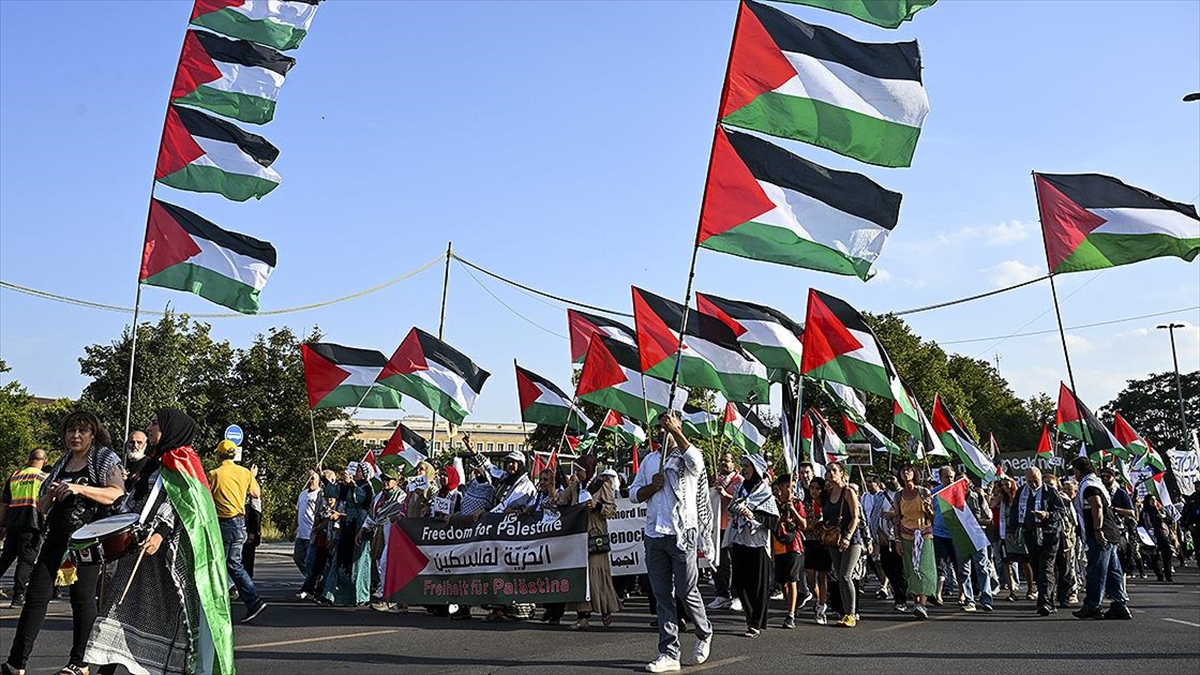 Berlin’de Filistin’e destek gösterisi düzenlendi Berlin’de Filistin’e destek gösterisi düzenlendi