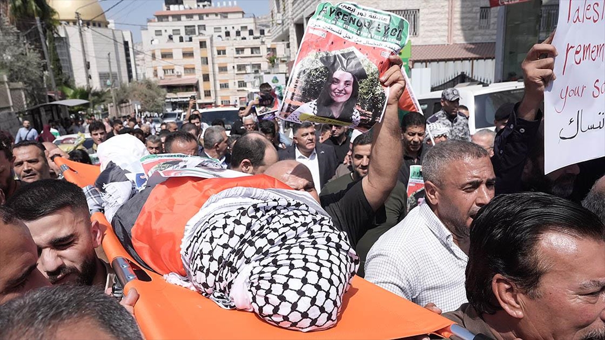 Filistin’de, İsrail askerlerince öldürülen Türk aktivist Eygi için cenaze töreni düzenlendi Filistin’de, İsrail askerlerince öldürülen Türk aktivist Eygi için cenaze töreni düzenlendi