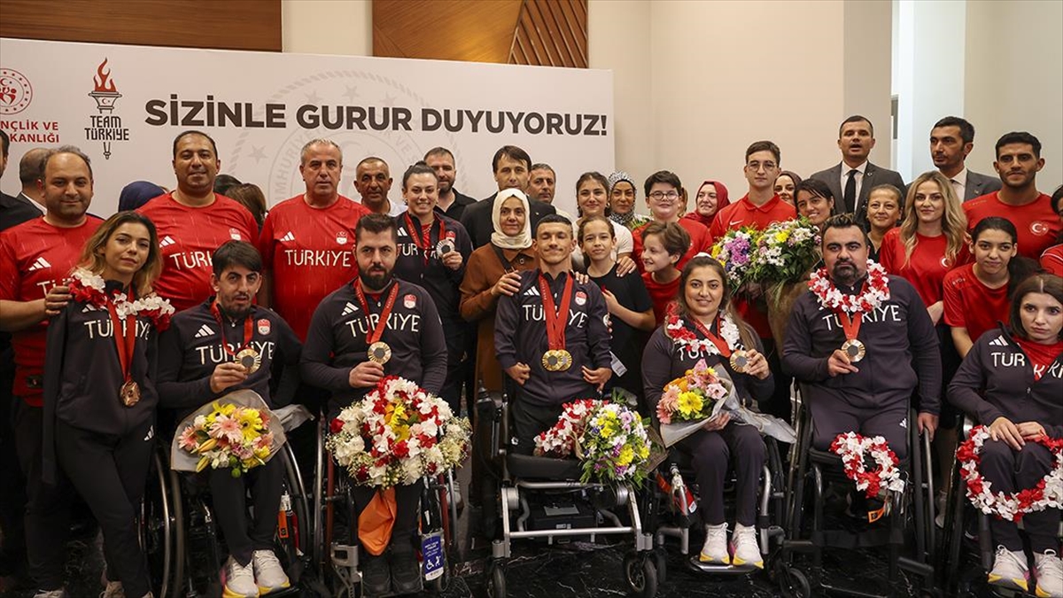 Paralimpik Oyunları’nda “tarih yazan” sporcular Türkiye’ye döndü Paralimpik Oyunları’nda “tarih yazan” sporcular Türkiye’ye döndü