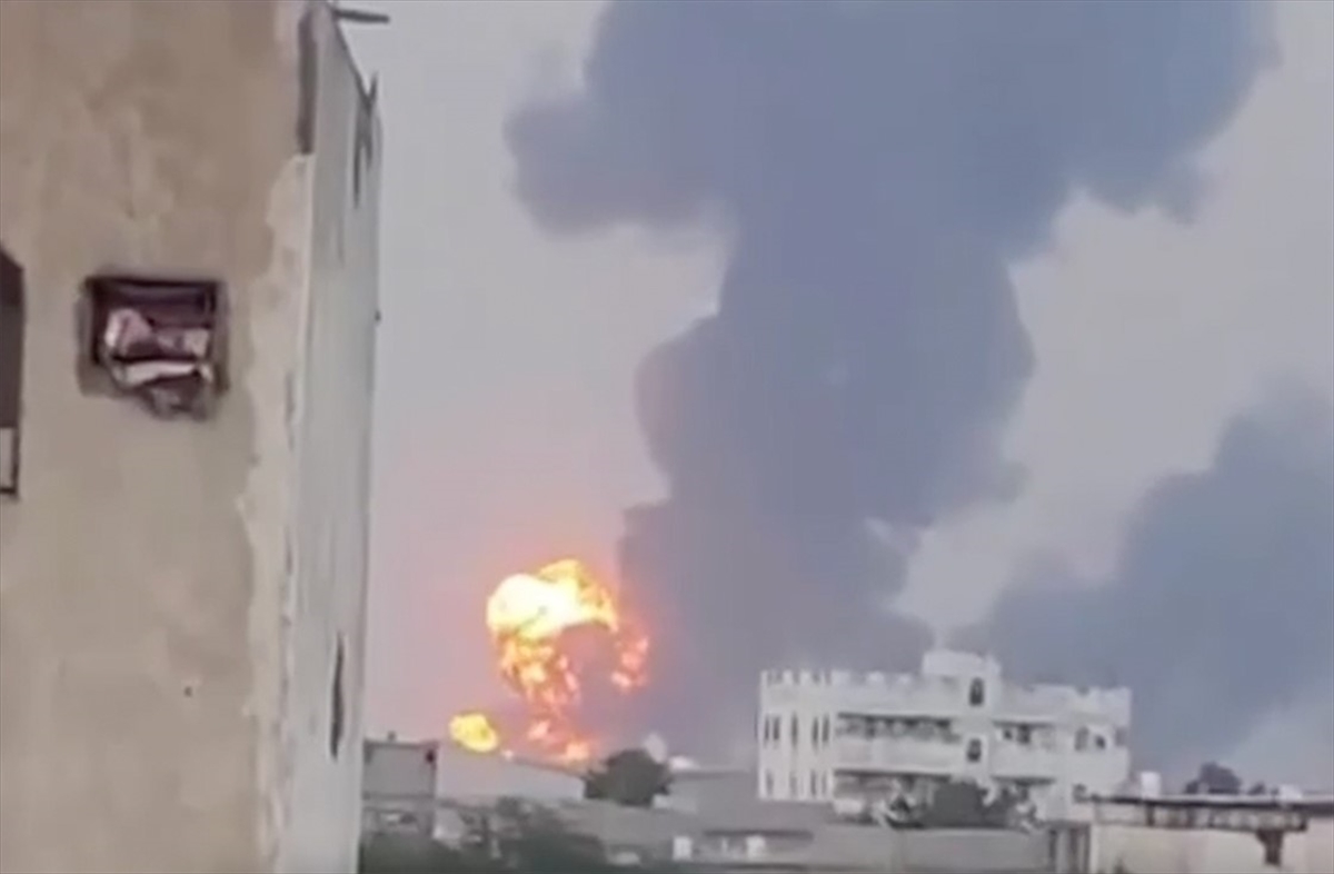 Yemen’deki Husiler: İsrail ordusu Hudeyde limanına hava saldırısı düzenledi Yemen’deki Husiler: İsrail ordusu Hudeyde limanına hava saldırısı düzenledi