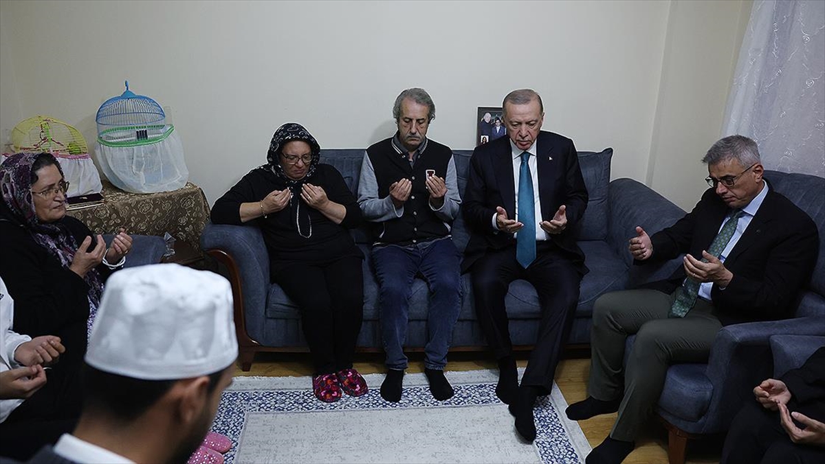 Cumhurbaşkanı Erdoğan’dan AK Parti’li Betül Önderoğlu’nun ailesine taziye ziyareti
