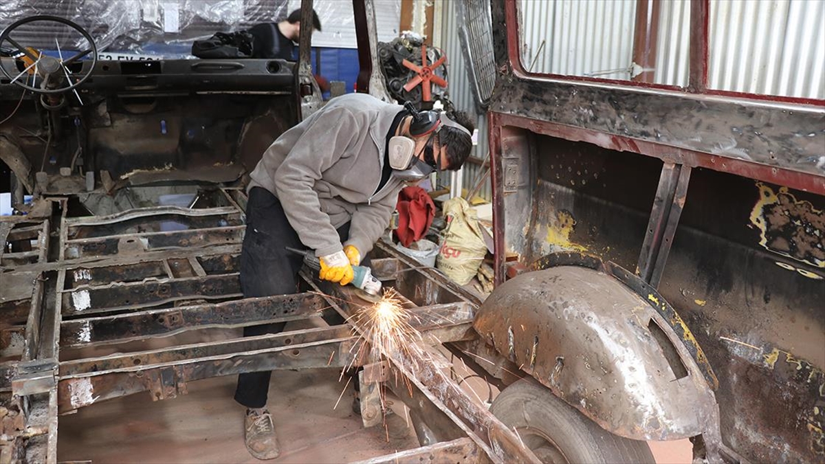 Açtıkları hobi garajda 1976 model minibüsü arkadaşlarının düğününe hazırlıyorlar Açtıkları hobi garajda 1976 model minibüsü arkadaşlarının düğününe hazırlıyorlar