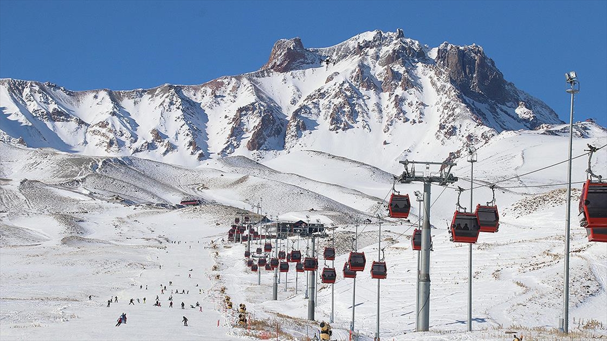İç Anadolu’nun zirvesi Erciyes’te pistler kayakseverlerle doldu İç Anadolu’nun zirvesi Erciyes’te pistler kayakseverlerle doldu
