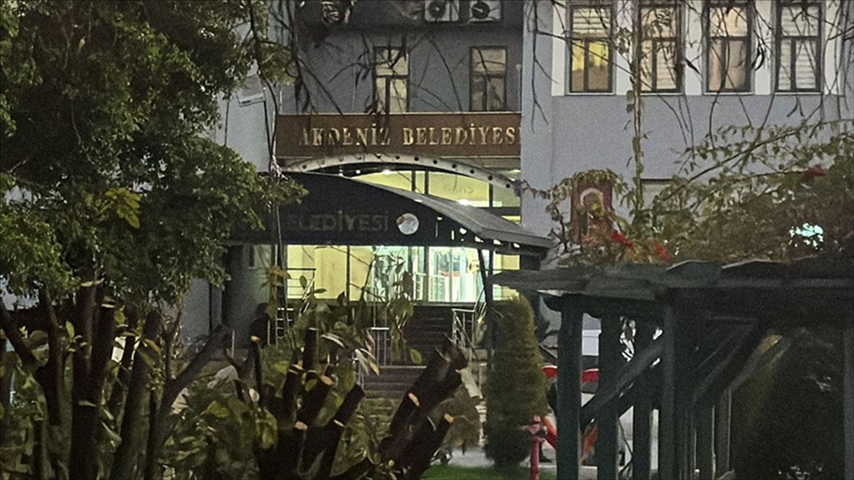 Akdeniz Belediye Başkanı Sarıyıldız ve 4 belediye meclis üyesi görevlerinden uzaklaştırıldı Akdeniz Belediye Başkanı Sarıyıldız ve 4 belediye meclis üyesi görevlerinden uzaklaştırıldı