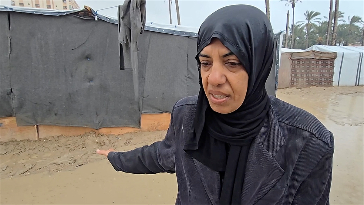 Çadırını su basan Gazzelli anneden “Kuru bir yerde kalalım yemek bile istemiyoruz” feryadı Çadırını su basan Gazzelli anneden “Kuru bir yerde kalalım yemek bile istemiyoruz” feryadı