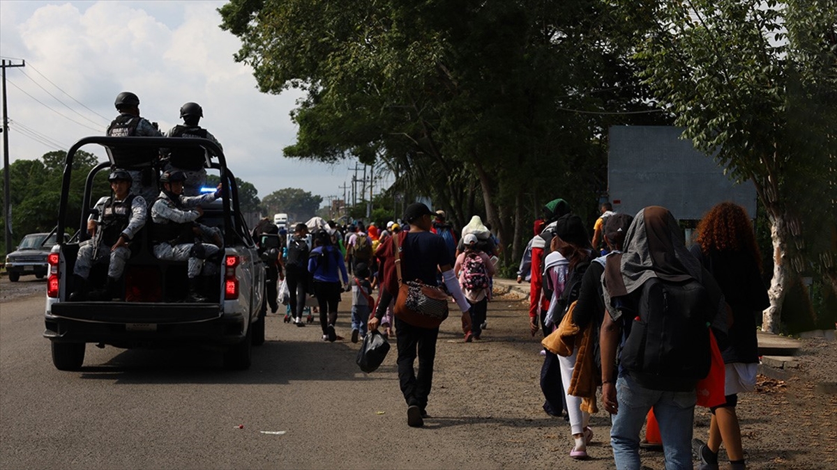 Meksika’dan yola çıkan 1500 kişilik yeni göçmen konvoyu ABD’ye doğru yola çıktı