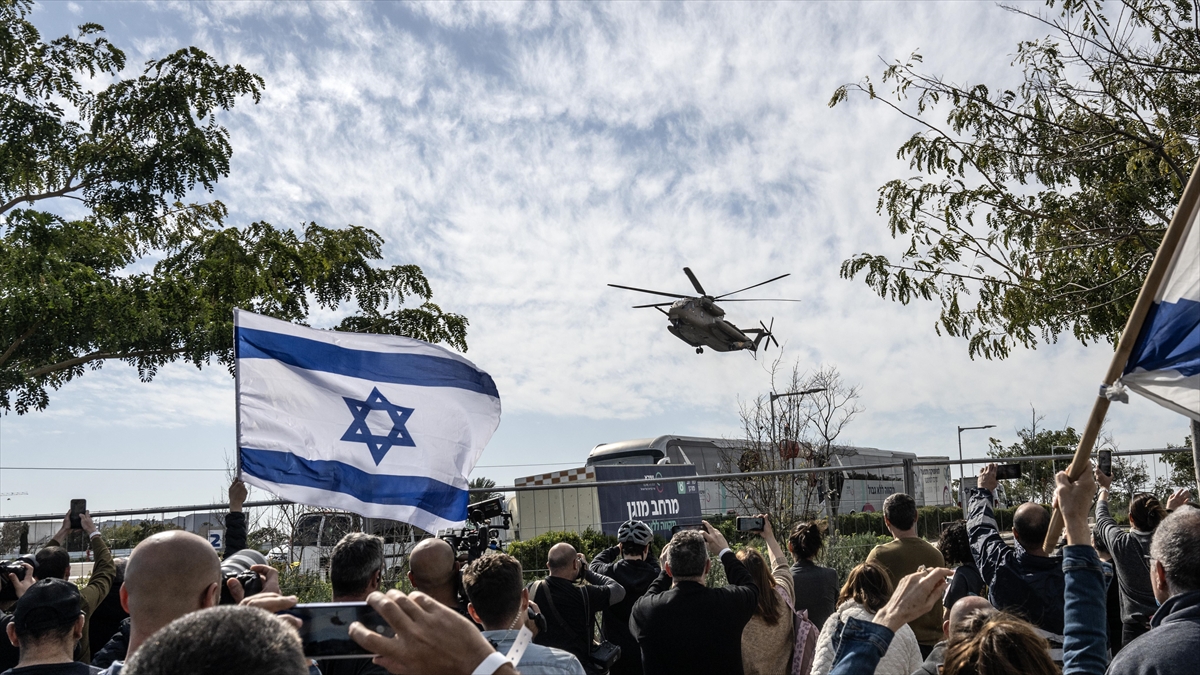Gazze’deki İsrailli esir askerin annesi, hükümetlerinin tavrı nedeniyle anlaşmanın kırılgan olduğunu söyledi Gazze’deki İsrailli esir askerin annesi, hükümetlerinin tavrı nedeniyle anlaşmanın kırılgan olduğunu söyledi