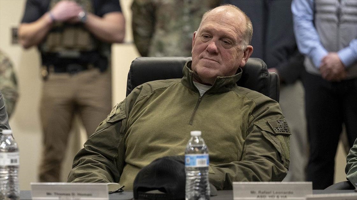Trump’ın “sınır çarı” Homan, Adams’ın göçmenler konusunda verdiği sözleri takip edeceğini açıkladı Trump’ın “sınır çarı” Homan, Adams’ın göçmenler konusunda verdiği sözleri takip edeceğini açıkladı