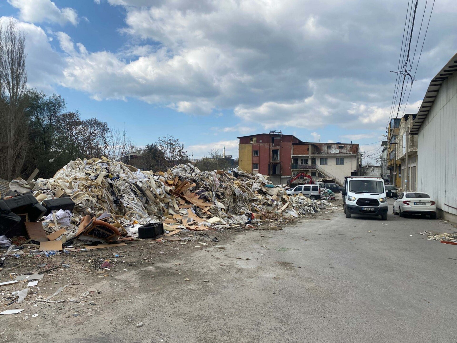 İzmir’deki sanayi sitesinde çöp yığınları oluştu…