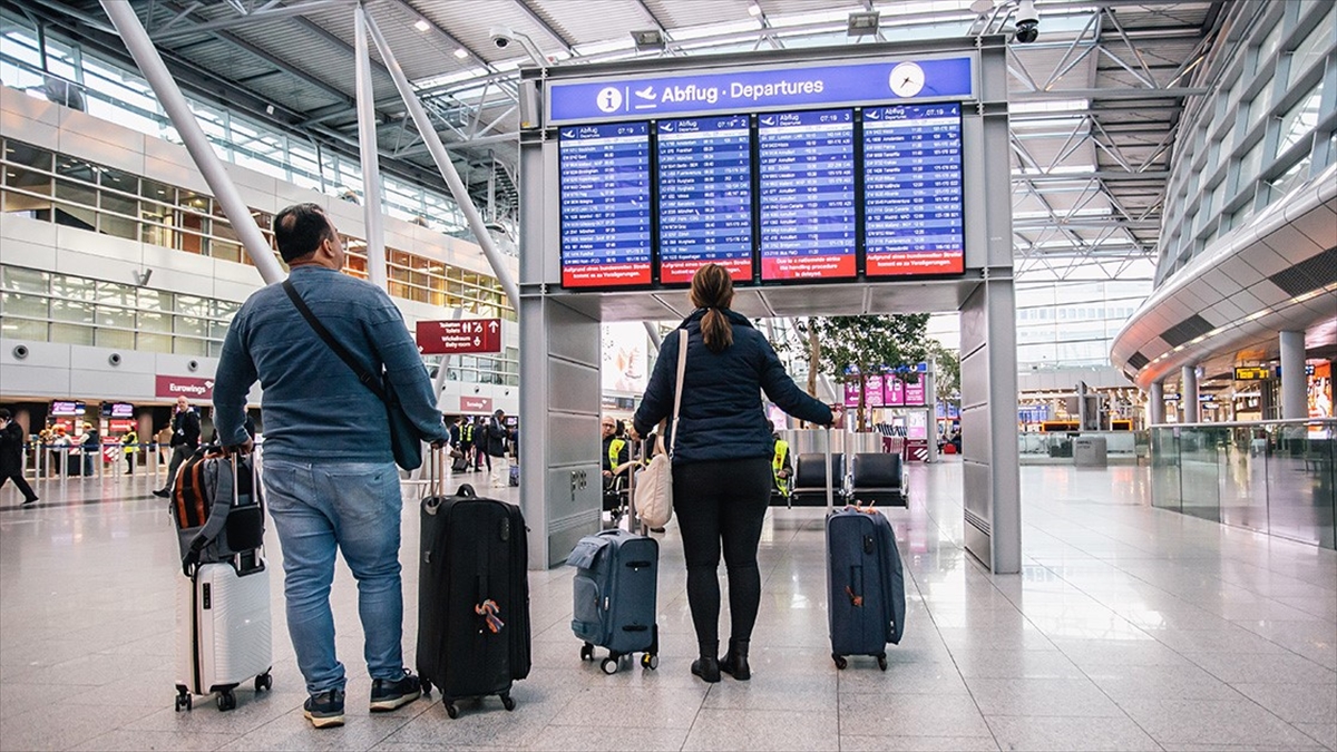 Almanya’da 24 saatlik uyarı grevinin ardından büyük havalimanlarında uçuşlar yeniden başladı