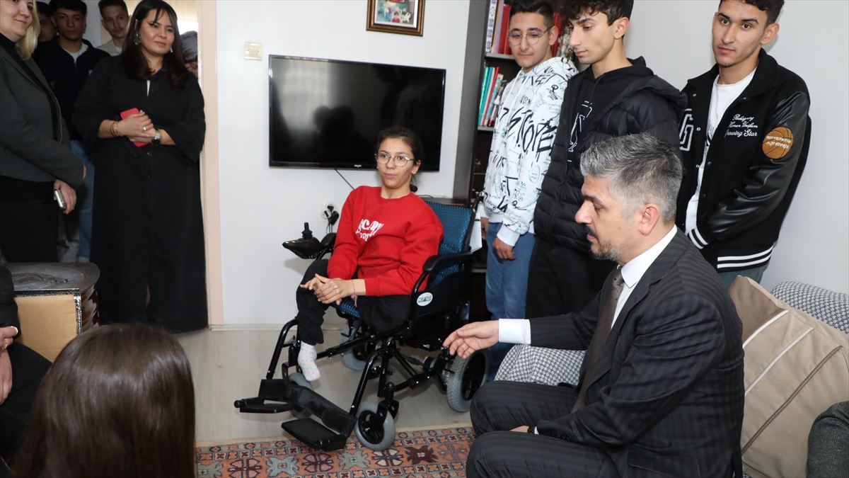 Sınıf arkadaşları yürüme engelli Sinem’e elektrikli sandalye hediye etti