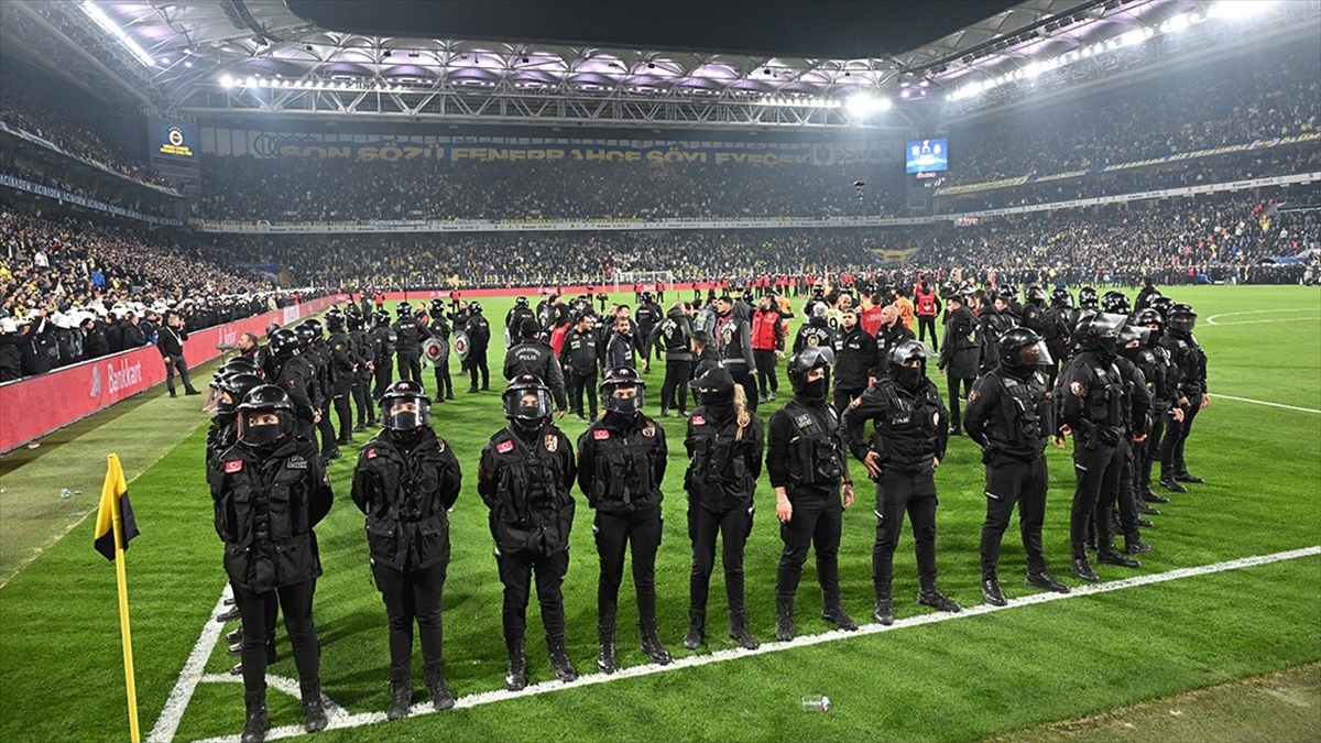 Fenerbahçe-Galatasaray derbisinde taşkınlık yapan 43 kişi hakkında işlem başlatıldı Fenerbahçe-Galatasaray derbisinde taşkınlık yapan 43 kişi hakkında işlem başlatıldı