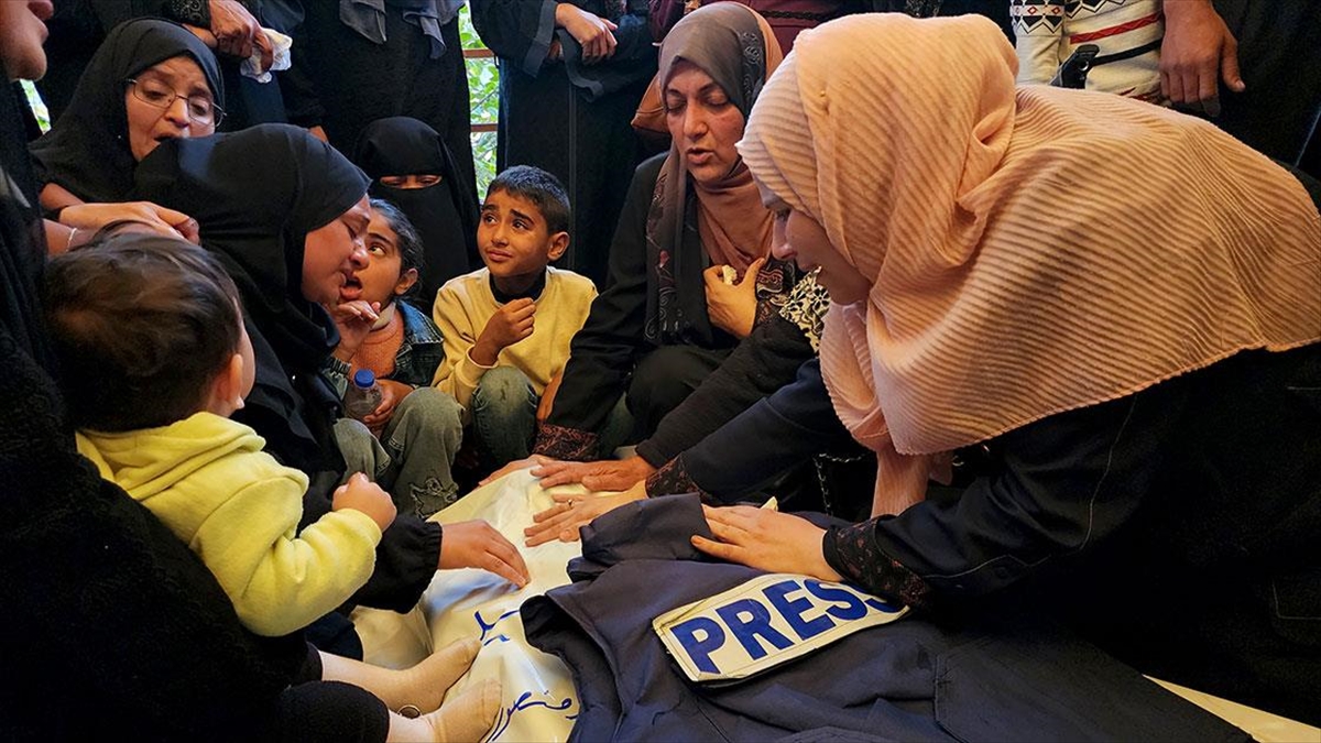 İsrail’in Gazze’de gazetecilerin çadırına saldırısında ağır yaralanan bir gazeteci daha hayatını kaybetti İsrail’in Gazze’de gazetecilerin çadırına saldırısında ağır yaralanan bir gazeteci daha hayatını kaybetti