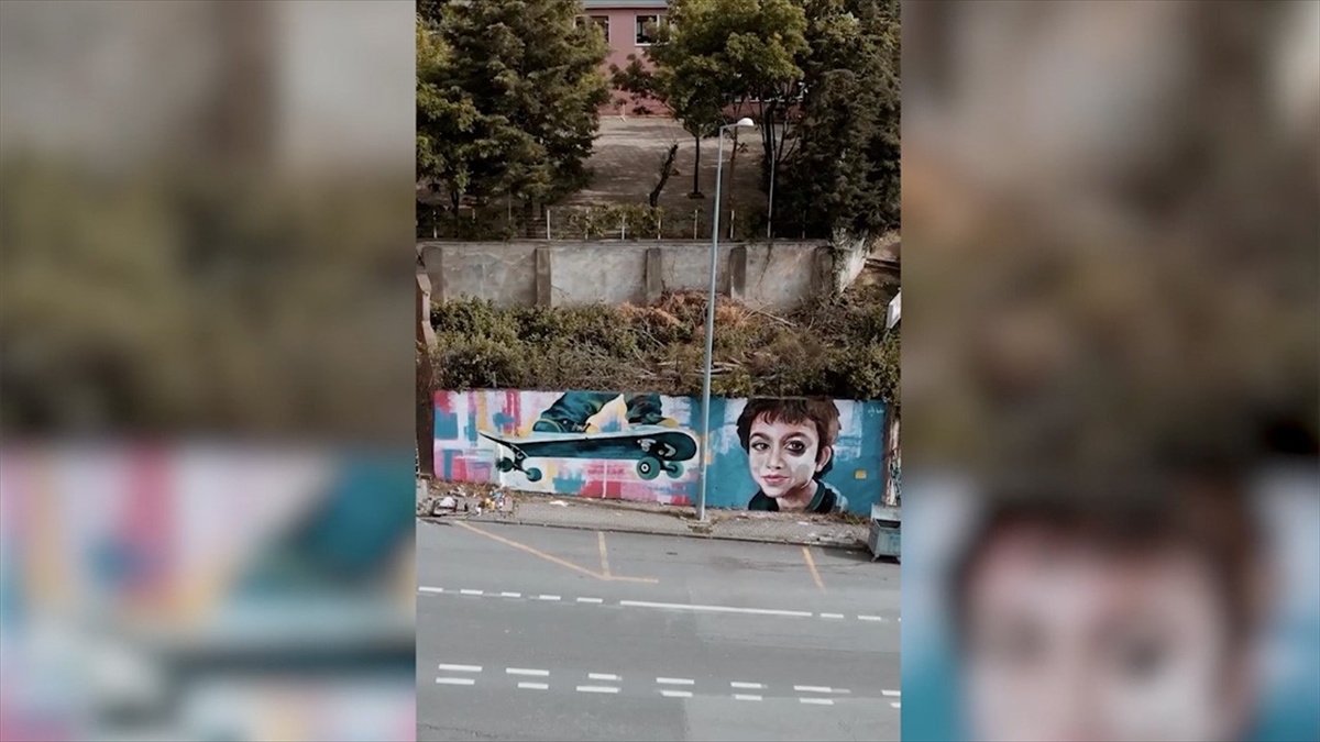 Azerbaycanlı ressam, bıçaklanarak öldürülen Mattia Ahmet Minguzzi’nin portresini duvara resmetti