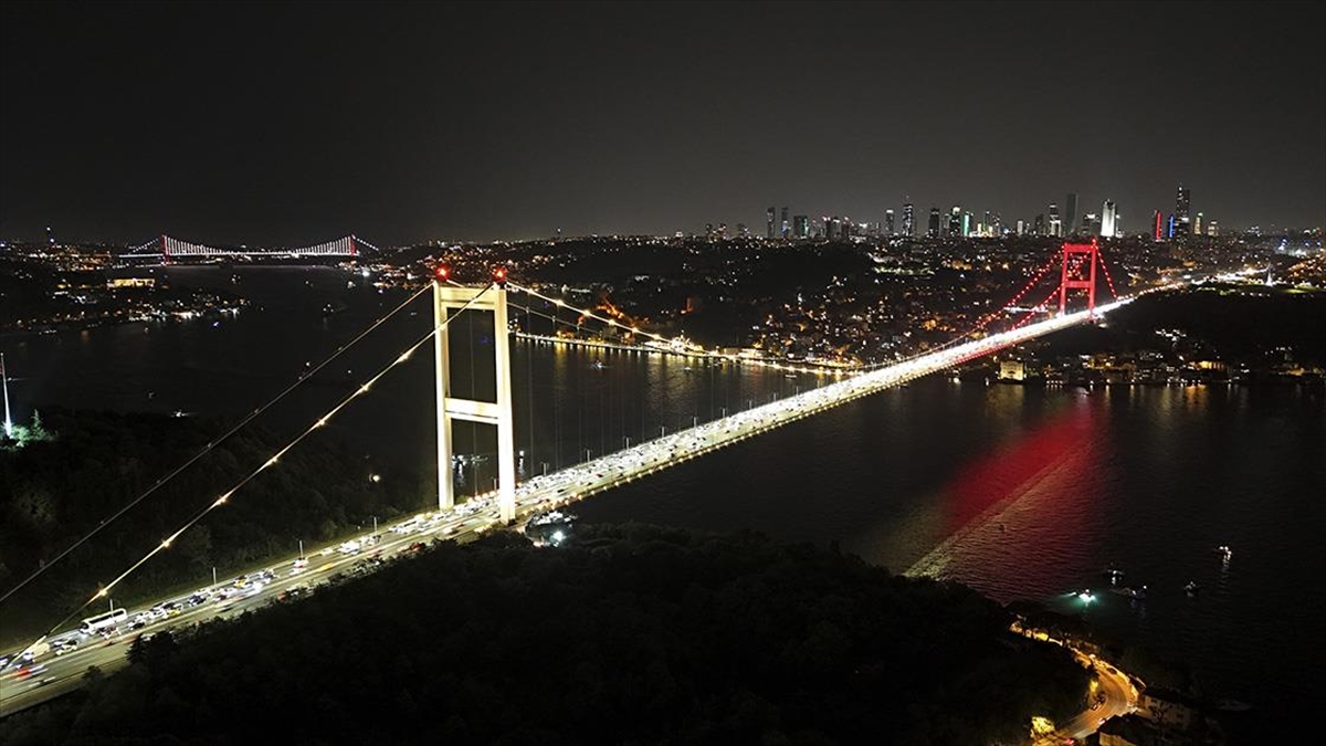 Fatih Sultan Mehmet Köprüsü “sarı-kırımızı” oldu